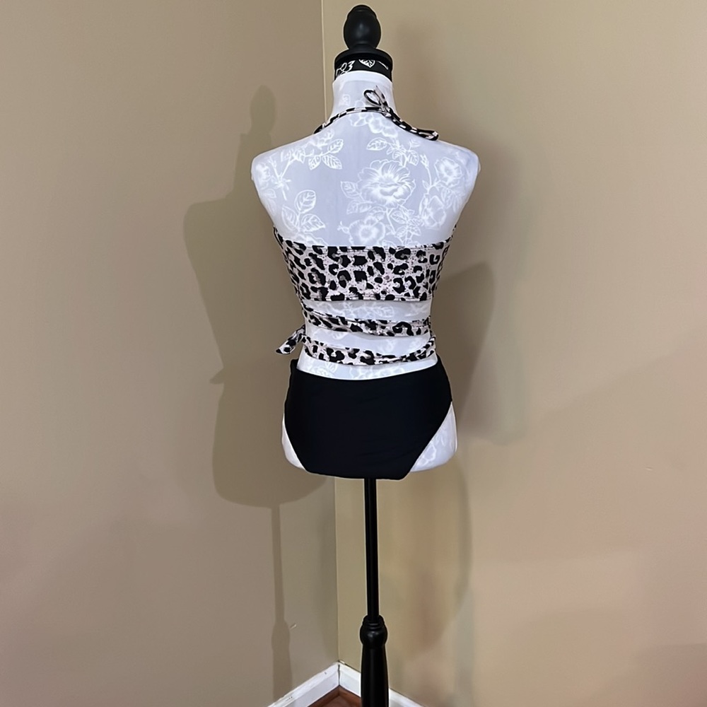 Leopard print wrap around top with black bottoms Small - Picture 5 of 7